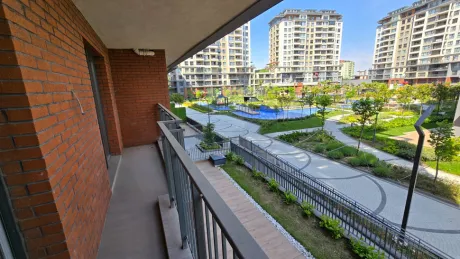 Beylikdüzü'ndeki lüks dubleks dairenin modern tasarımlı banyo görünümü.