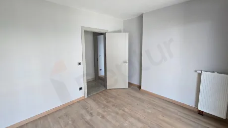 Geniş ve gün ışığı alan modern bir yatak odası tasarımı.