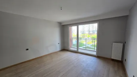 İstanbul Beylikdüzü'nde yer alan satılık lüks dubleks dairenin geniş ve modern yatak odası görseli.