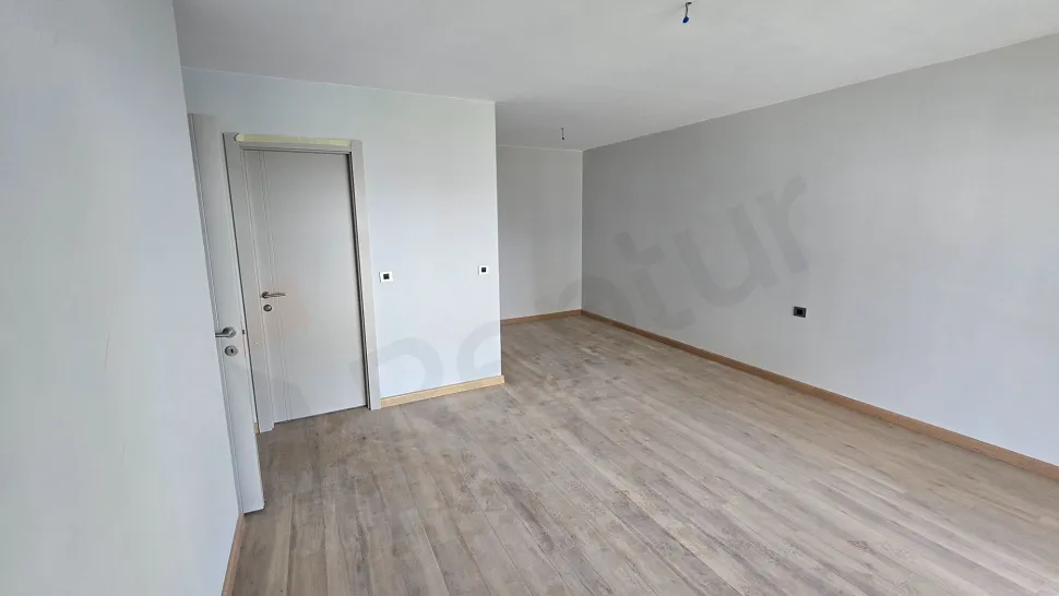 İstanbul Beylikdüzü'nde lüks bir dubleks dairenin modern ve geniş yatak odası alanı.