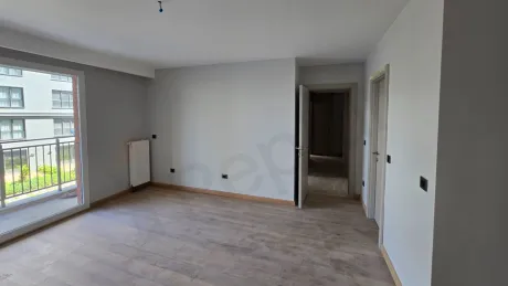 Lüks bir dubleks dairenin geniş ve ferah yatak odası görünümü.