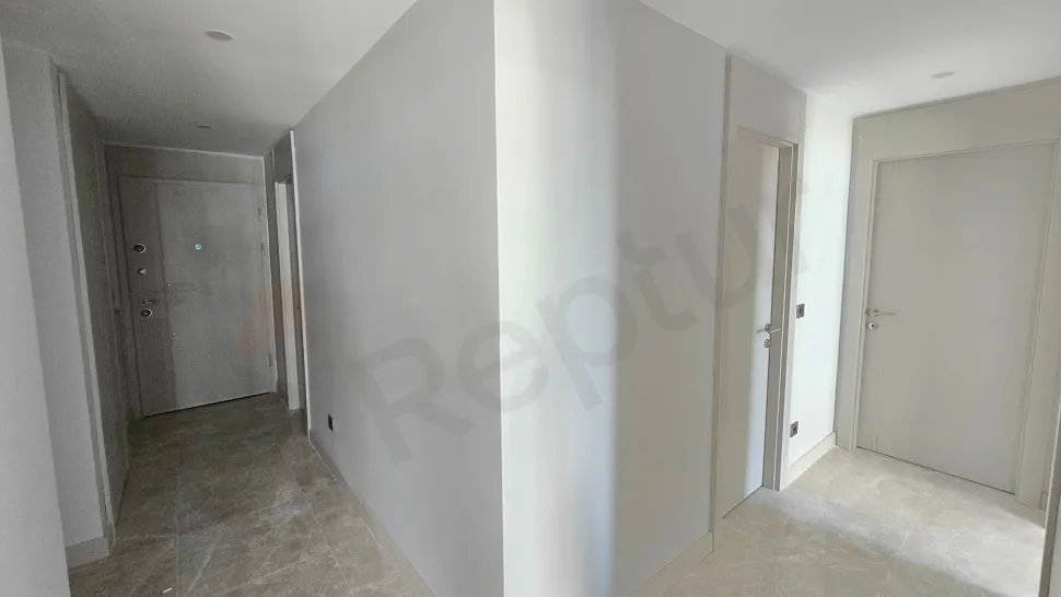 İstanbul Beylikdüzü'nde satılık modern dubleks dairenin geniş ve ferah yatak odası görseli.