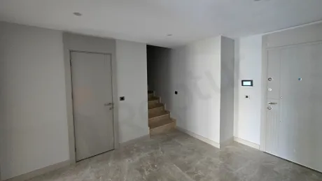 Modern bir dubleks dairenin iç tasarımında yer alan şık ve estetik iç merdiven tasarımı.