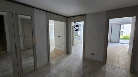 Lüks bir dubleks dairenin iç kısmında yer alan modern tasarımlı merdiven.