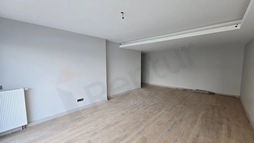 Modern mimariye sahip, geniş ve aydınlık bir oturma odası alanı.