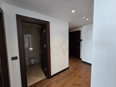 Modern bir rezidans dairesinin şık giriş kapısı ve antre alanı.