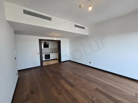 Modern tasarımlı, geniş ve aydınlık yemek odası alanı.