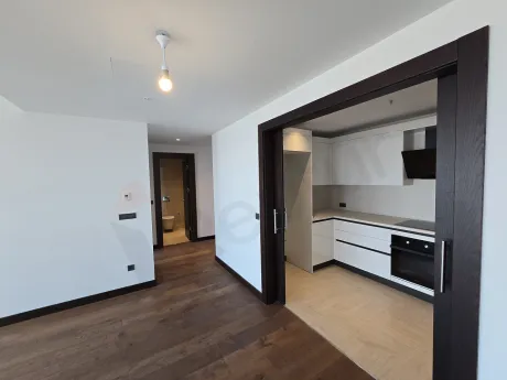 Modern ve geniş bir mimariye sahip yemek odası alanı.