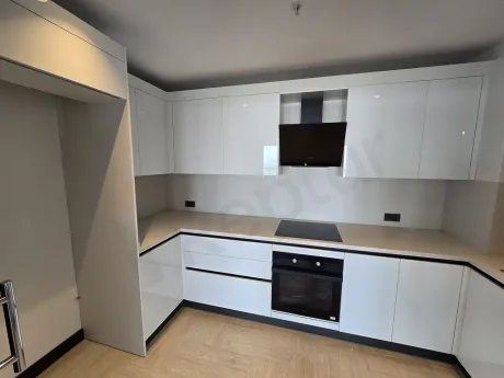 Şişli'deki modern bir rezidans dairenin şık ve geniş mutfak alanı.