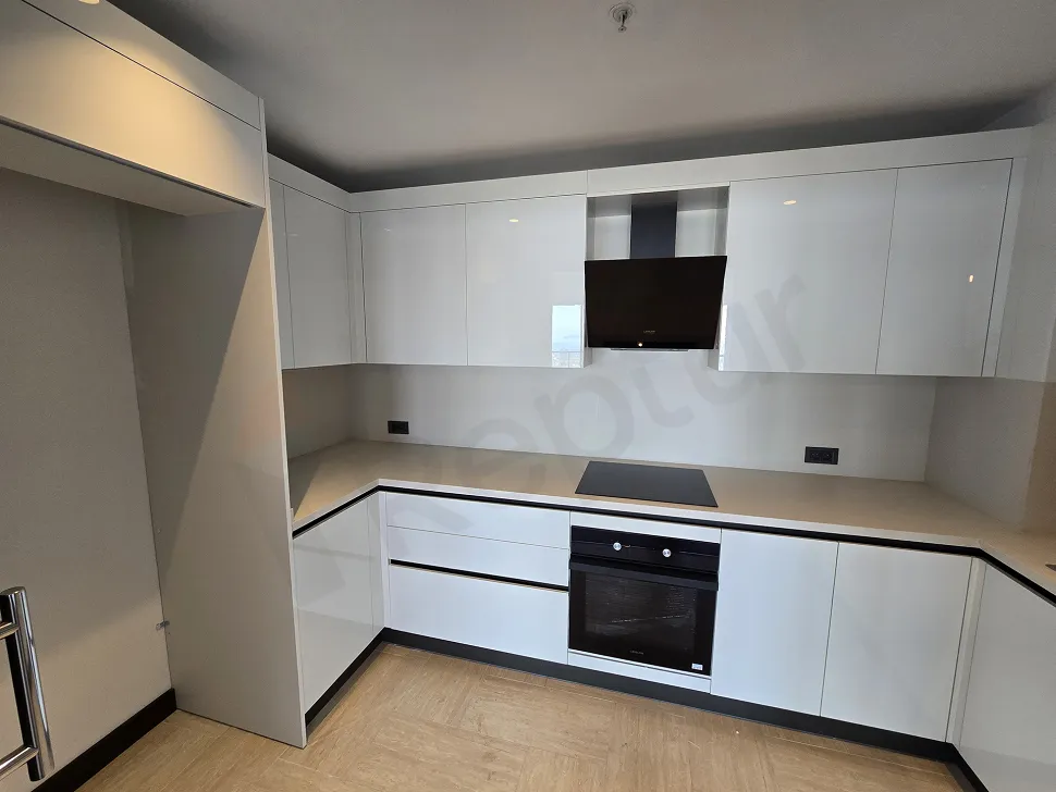 Şişli'deki modern bir rezidans dairenin şık ve geniş mutfak alanı.