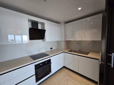 Şişli'deki modern bir rezidans dairesinin geniş ve aydınlık mutfak alanı.