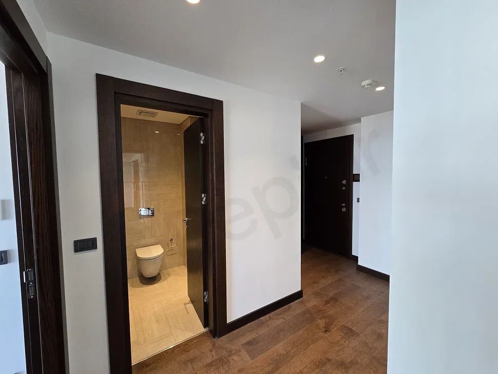 Modern seramik kaplamalı ve şık tasarımlı banyo iç mekanı.
