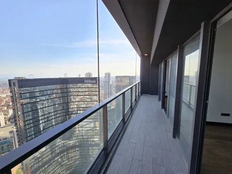 Modern mimariye sahip geniş ve ferah bir balkon görünümü