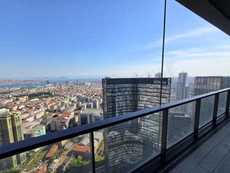 Şehir manzaralı modern bir dairenin geniş balkonu.