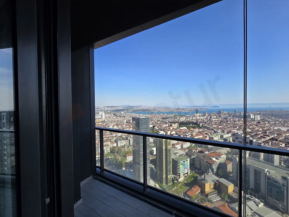 Şişli'de bir rezidans dairesinin Boğaz ve şehir manzarasına sahip modern balkonu.