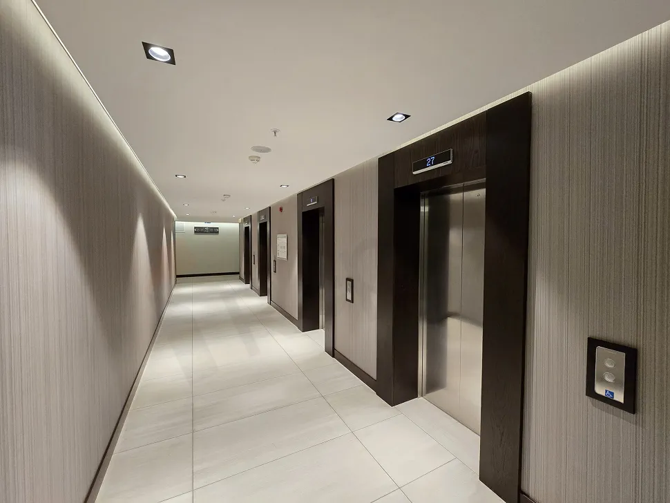 Modern tasarımlı, geniş ve aydınlık bir daire koridoru.
