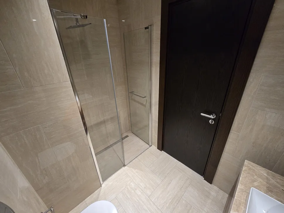 Modern ve şık tasarımlı, kaliteli seramik kaplamalı lüks banyo iç mekânı.