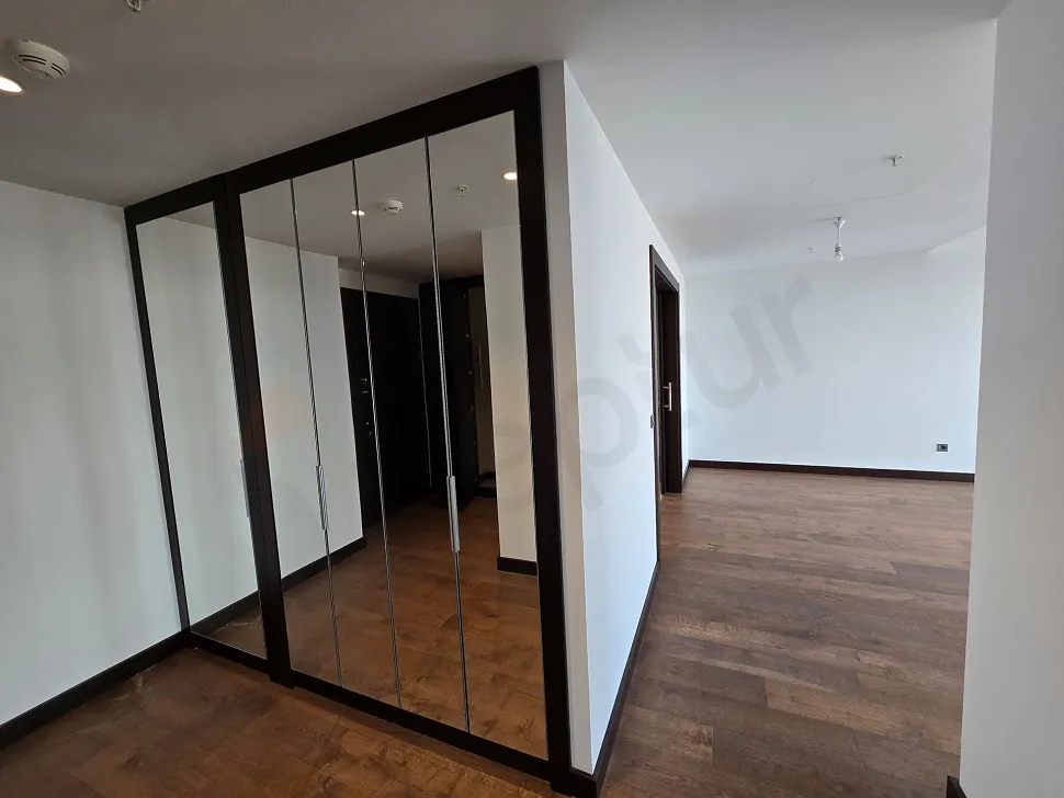 Şişli'de modern bir dairenin içindeki şık ve minimalist tasarımlı iç merdiven.