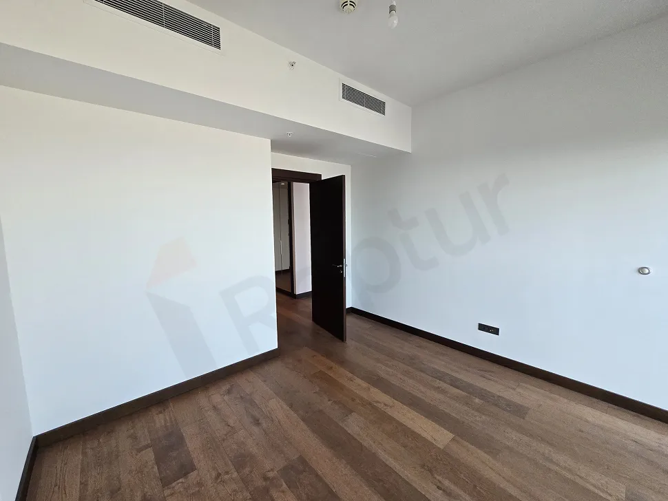 İstanbul Şişli'de yer alan bir rezidans dairesinin modern ve ferah yatak odası görseli.