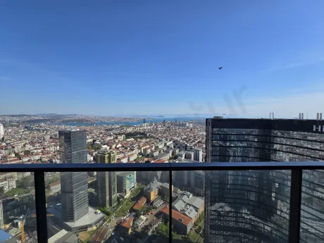 Şişli'de yer alan modern bir rezidans dairesinin geniş balkon alanı.