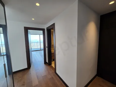 Modern tasarımlı ve estetik görünümlü daire içi merdiven.