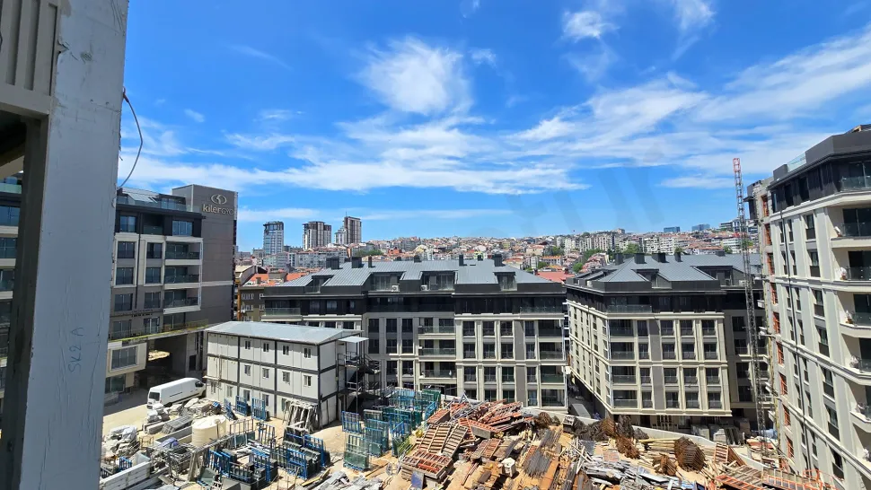 Elit Lokasyonda Geniş Balkonlu ve Kapalı Mutfaklı Satılık 4+1 Daire