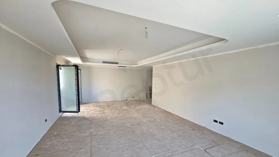 Elit Lokasyonda Geniş Balkonlu ve Kapalı Mutfaklı Satılık 4+1 Daire
