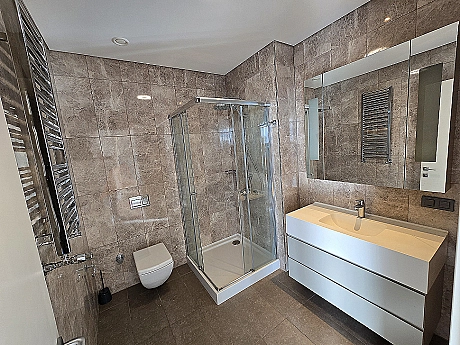 Modern tasarımlı, aydınlık ve ferah banyo iç mekanı.