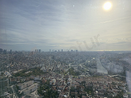 Sarıyer'de orman ve deniz manzaralı modern dairenin iç mekan görseli.