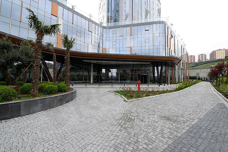 Sarıyer'de yemyeşil bahçe manzaralı satılık daire