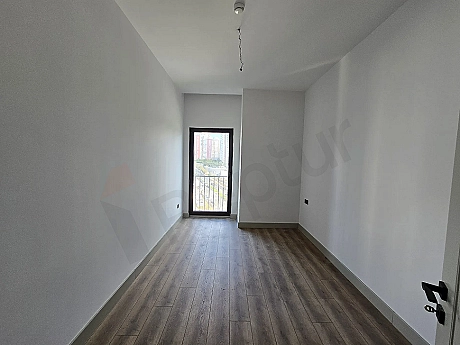 Modern yatak odası görseli. Aydınlık ve ferah yatak odası detayı.