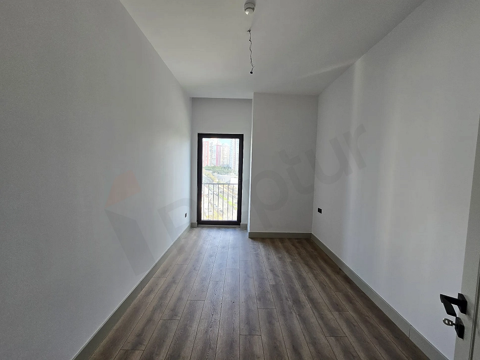 Modern yatak odası görseli. Aydınlık ve ferah yatak odası detayı.