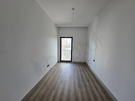 Aydınlık ve geniş yatak odası görseli.
