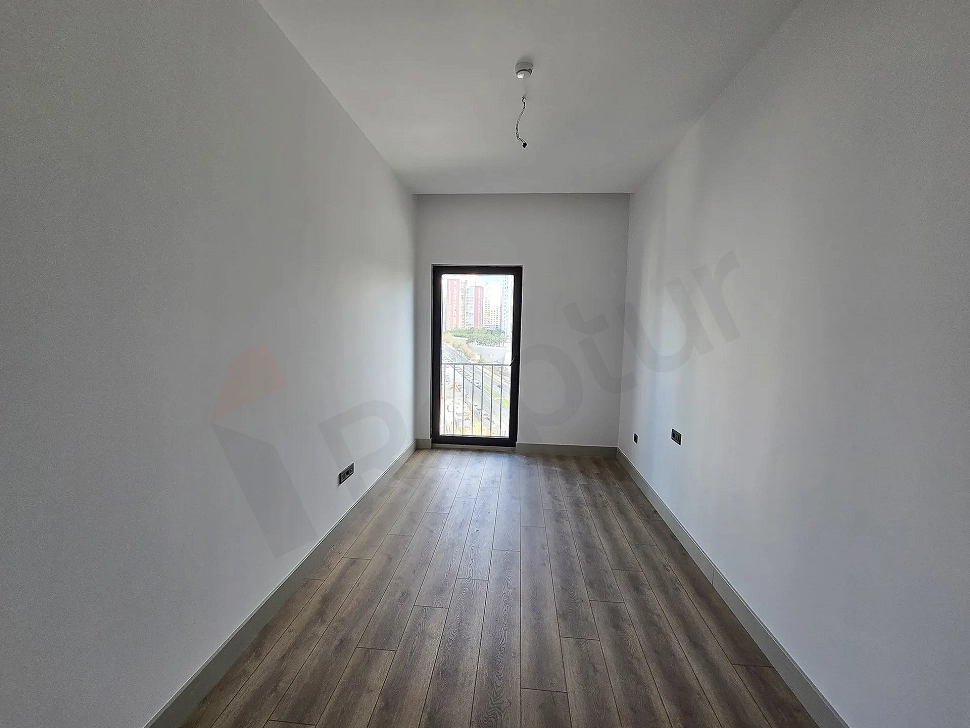 Aydınlık ve geniş yatak odası görseli.