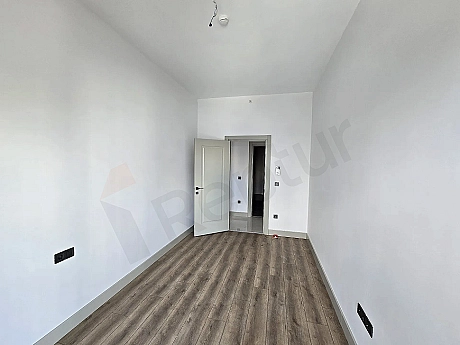 Ataşehir'de satılık eşyasız daire yatak odası görseli.