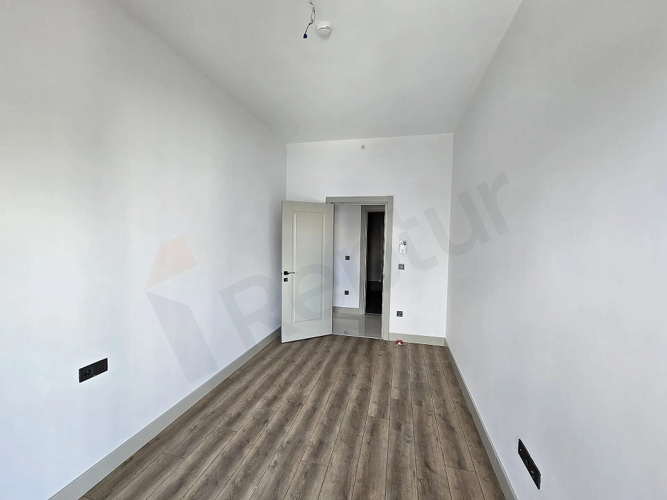 Ataşehir'de satılık eşyasız daire yatak odası görseli.