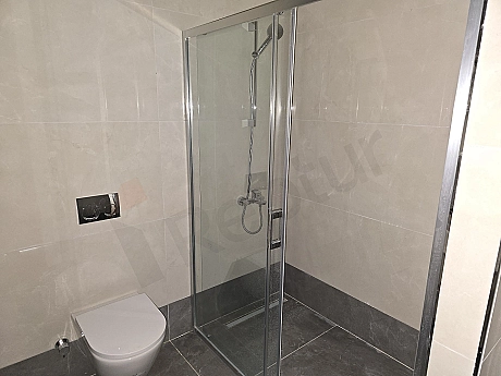 Ataşehir'de satılık dairenin banyo görseli.