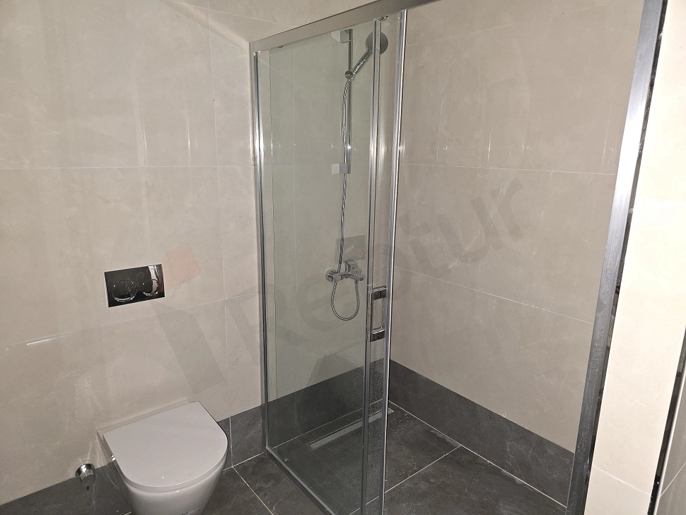 Ataşehir'de satılık dairenin banyo görseli.