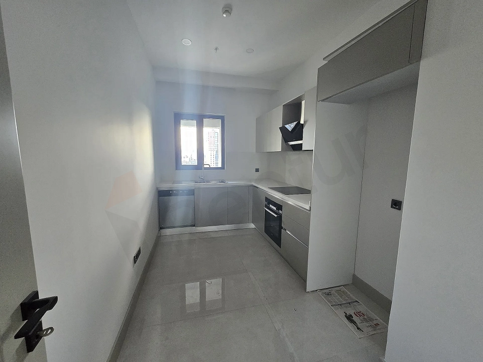 Modern mutfak dolapları ve tezgahı detayı.
