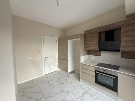 Modern ve geniş bir dairenin ferah mutfak tasarımı