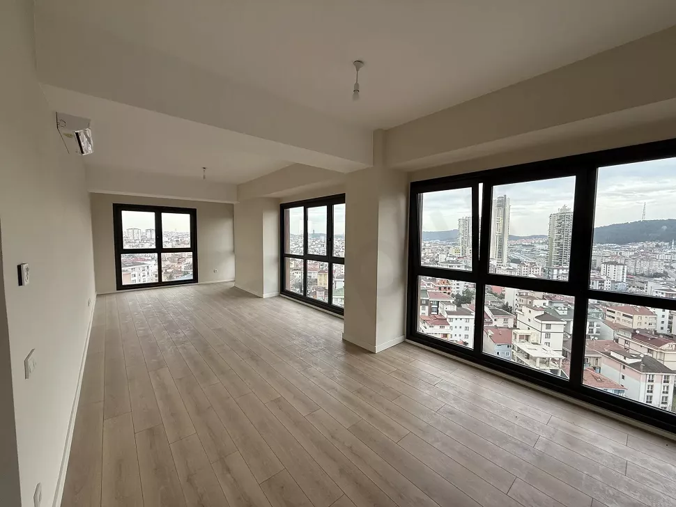 Geniş ve aydınlık modern oturma odası alanı.