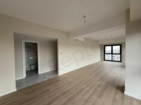 Geniş pencereli, ferah ve modern bir şekilde tasarlanmış aydınlık oturma odası alanı.