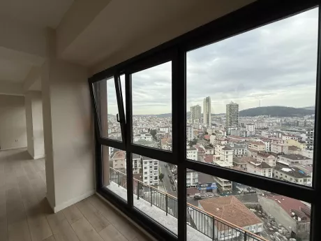 İstanbul Çekmeköy'de bir konuttan görünen panoramik orman ve şehir manzarası.