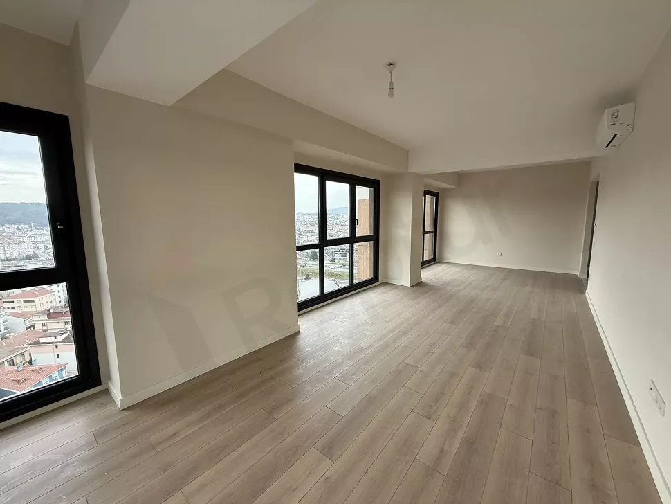 Geniş pencereli, ferah ve modern bir oturma odası tasarımı.