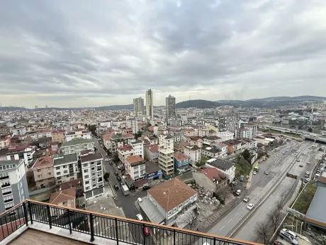 İstanbul Çekmeköy'de bir binadan görünen geniş orman ve panoramik şehir manzarası.