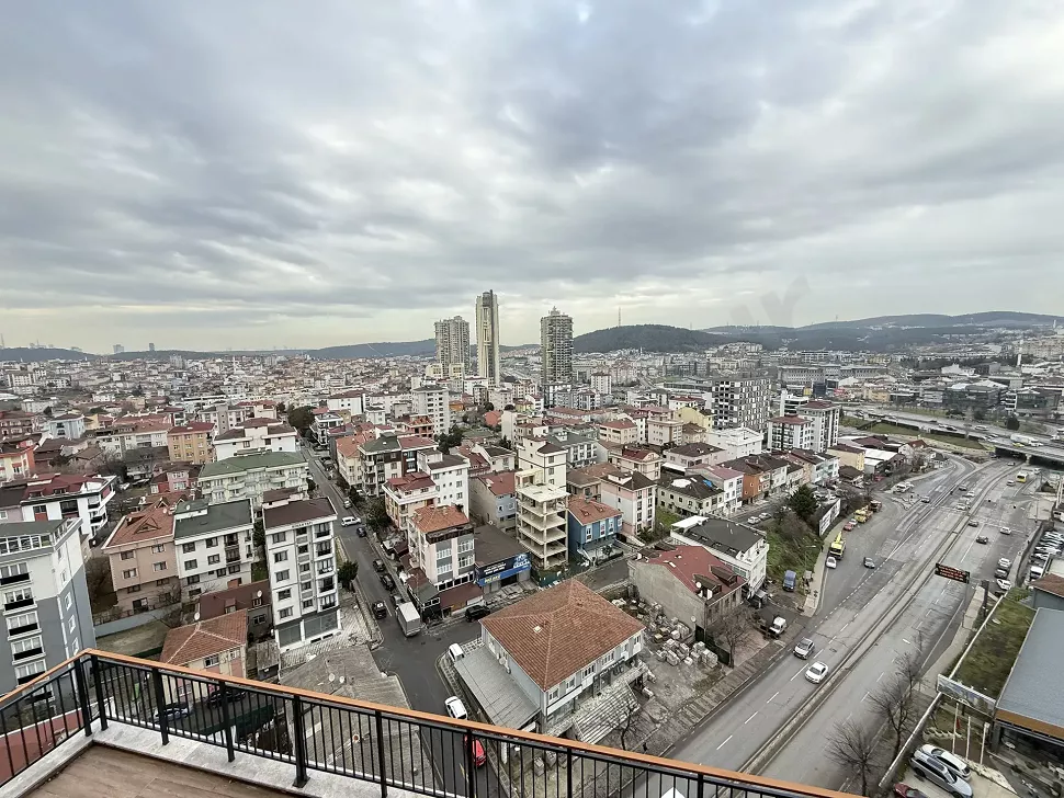 İstanbul Çekmeköy'de bir binadan görünen geniş orman ve panoramik şehir manzarası.