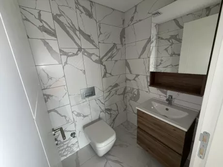 Modern ve şık tasarımlı, geniş bir daire banyosu görseli.