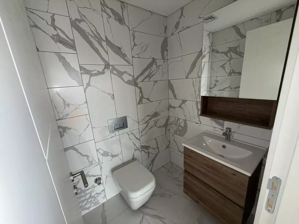 Modern ve şık tasarımlı, geniş bir daire banyosu görseli.