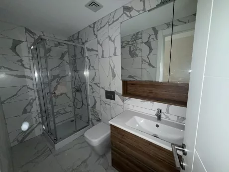 Modern tasarımlı, geniş ve şık banyo iç mekanı