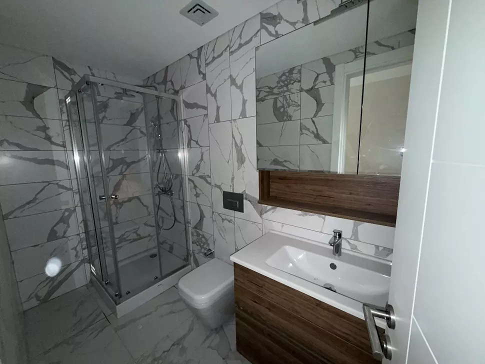 Modern tasarımlı, geniş ve şık banyo iç mekanı